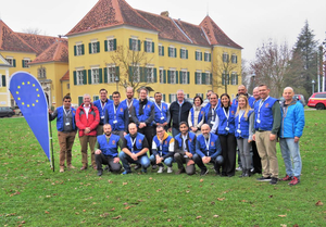 Gruppenfoto mit 22 Teilnehmern vor dem Schloss Laubegg